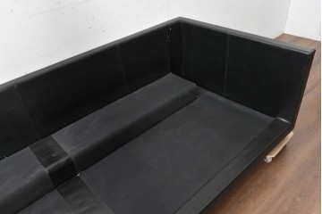 中古　特注オーダー品　フェイクレザー　重厚感のあるモダンなイタリアンデザインの2.5人掛けソファ　製作費約65万円　(R-088475)