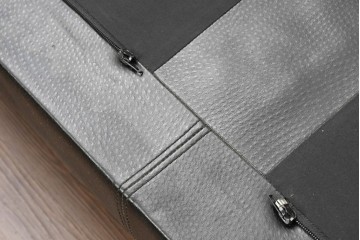 中古　特注オーダー品　フェイクレザー　重厚感のあるモダンなイタリアンデザインの2.5人掛けソファ　製作費約65万円　(R-088475)