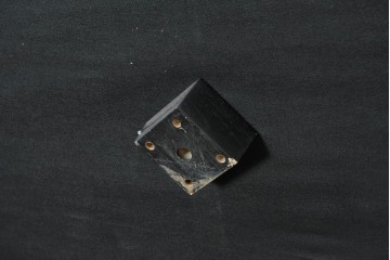 中古　特注オーダー品　フェイクレザー　重厚感のあるモダンなイタリアンデザインの2.5人掛けソファ　製作費約65万円　(R-088475)