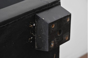 中古　特注オーダー品　フェイクレザー　重厚感のあるモダンなイタリアンデザインの2.5人掛けソファ　製作費約65万円　(R-088475)