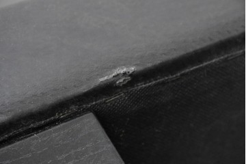 中古　特注オーダー品　フェイクレザー　重厚感のあるモダンなイタリアンデザインの2.5人掛けソファ　製作費約65万円　(R-088475)