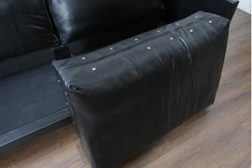 中古　特注オーダー品　フェイクレザー　重厚感のあるモダンなイタリアンデザインの2.5人掛けソファ　製作費約65万円　(R-088475)