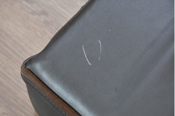 中古　特注オーダー品　フェイクレザー　重厚感のあるモダンなイタリアンデザインの2.5人掛けソファ　製作費約65万円　(R-088475)