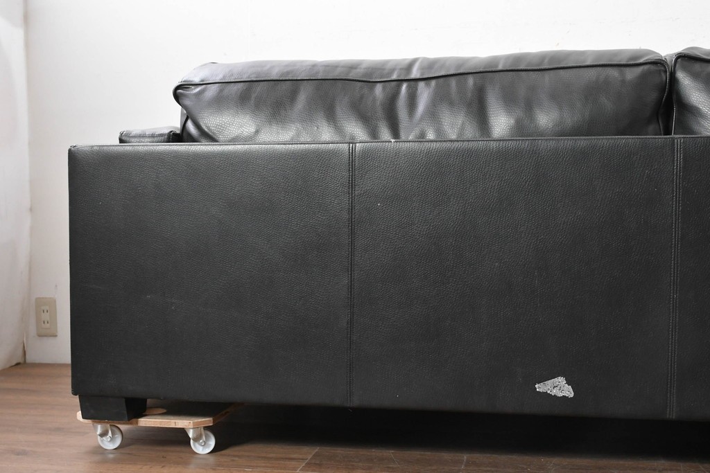中古　特注オーダー品　フェイクレザー　重厚感のあるモダンなイタリアンデザインの2.5人掛けソファ　製作費約65万円　(R-088475)