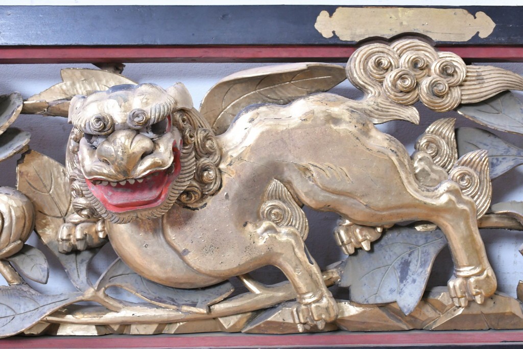 アンティーク建具　江戸から明治期　獅子と牡丹　寺社仏閣で使われていた木彫りの欄間1枚　(R-088476)