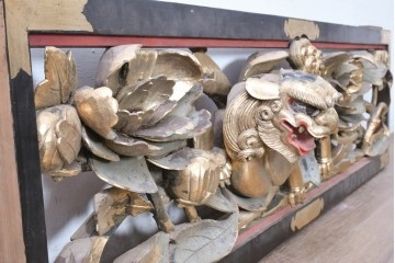 アンティーク建具　江戸から明治期　獅子と牡丹　寺社仏閣で使われていた木彫りの欄間1枚　(R-088476)