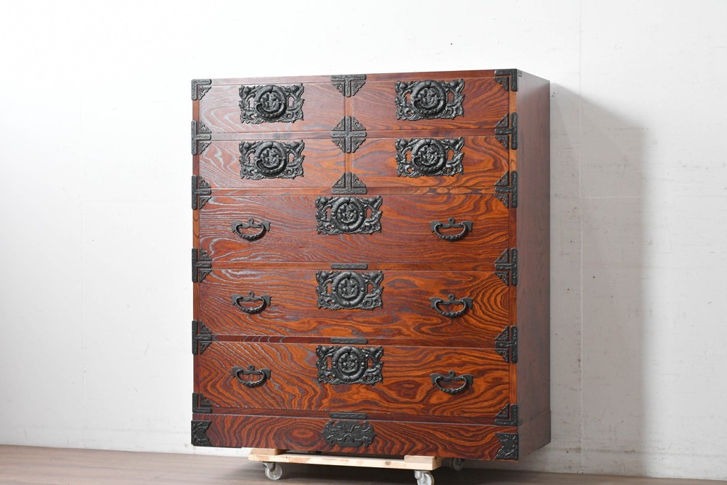 中古　岩谷堂箪笥　重厚な金具と美しい木目が印象的な衣装箪笥　(R-088478)