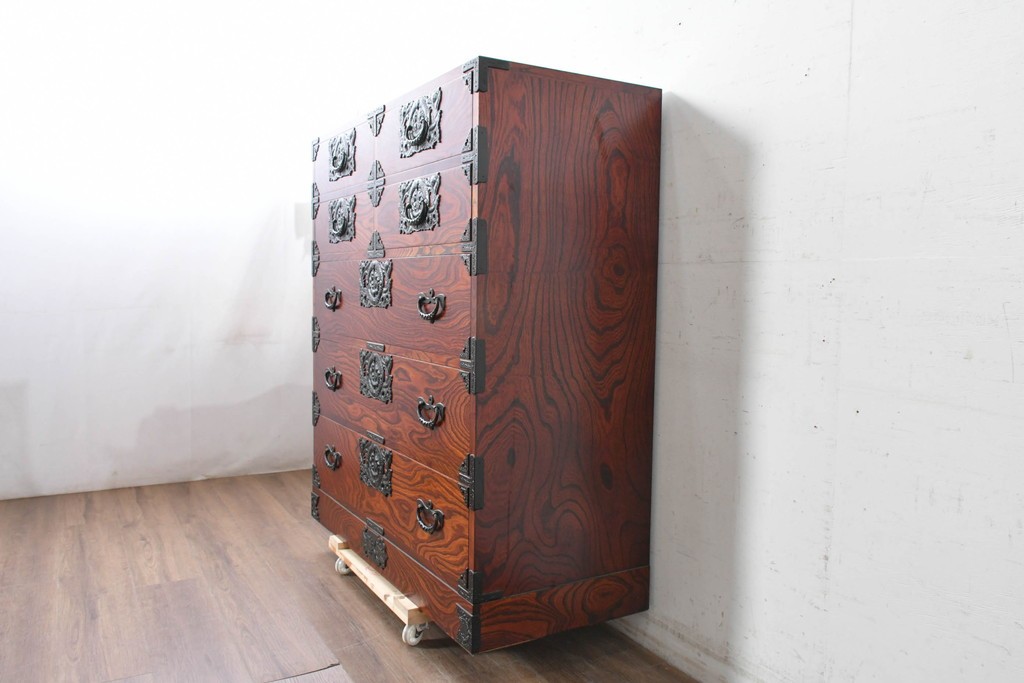 中古　岩谷堂箪笥　重厚な金具と美しい木目が印象的な衣装箪笥　(R-088478)