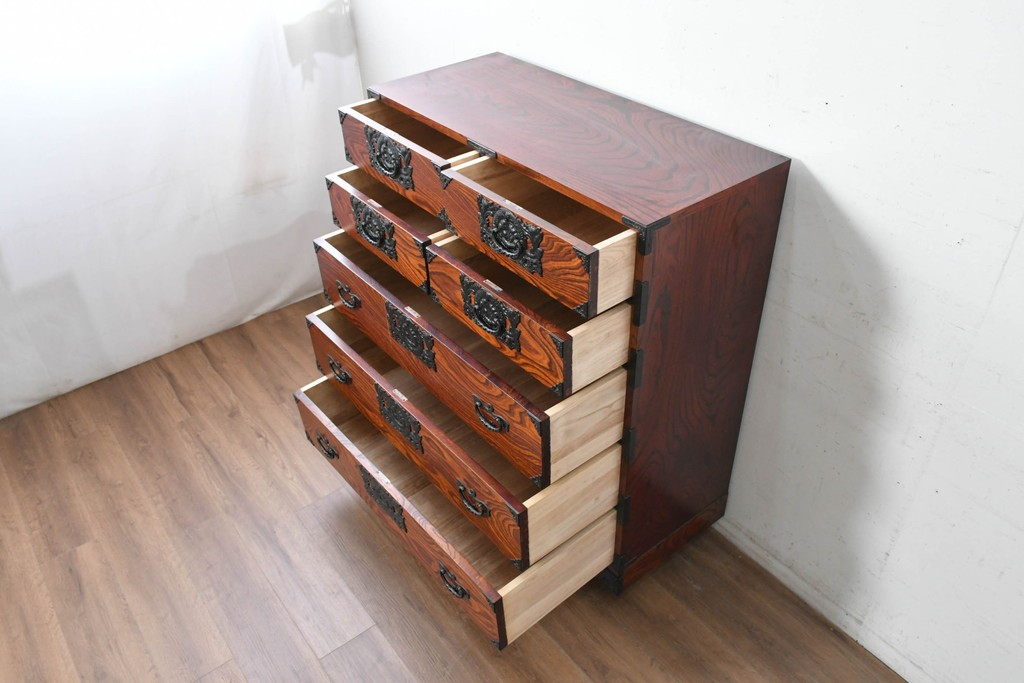 中古　岩谷堂箪笥　重厚な金具と美しい木目が印象的な衣装箪笥　(R-088478)