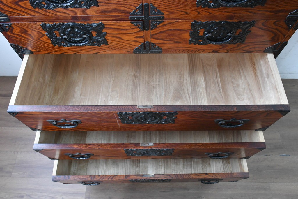 中古　岩谷堂箪笥　重厚な金具と美しい木目が印象的な衣装箪笥　(R-088478)