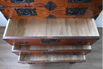 中古　岩谷堂箪笥　重厚な金具と美しい木目が印象的な衣装箪笥　(R-088478)