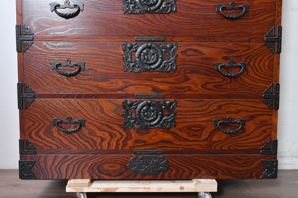中古　岩谷堂箪笥　重厚な金具と美しい木目が印象的な衣装箪笥　(R-088478)