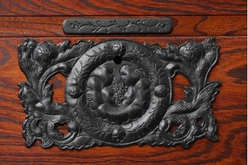 中古　岩谷堂箪笥　重厚な金具と美しい木目が印象的な衣装箪笥　(R-088478)