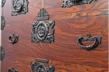 中古　岩谷堂箪笥　重厚な金具と美しい木目が印象的な衣装箪笥　(R-088478)