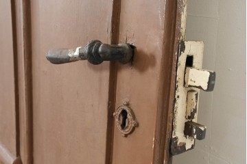 北欧アンティーク建具　クラシカルな意匠が魅力の木製ドア1枚　(R-088482)