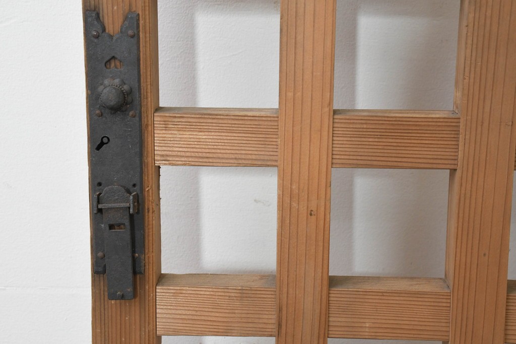アンティーク建具　大正から昭和初期　マス目デザインが美しい幅狭のきつね格子蔵戸1枚　(R-088484)