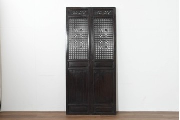 アジアンヴィンテージ　中国　重厚感のある彫刻入り格子扉1対　(R-088486)