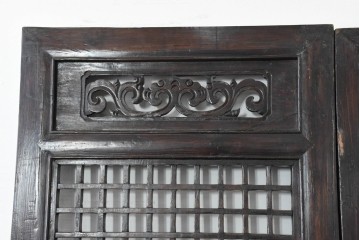 アジアンヴィンテージ　中国　重厚感のある彫刻入り格子扉1対　(R-088486)