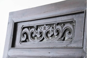 アジアンヴィンテージ　中国　重厚感のある彫刻入り格子扉1対　(R-088486)