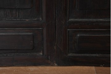 アジアンヴィンテージ　中国　重厚感のある彫刻入り格子扉1対　(R-088486)