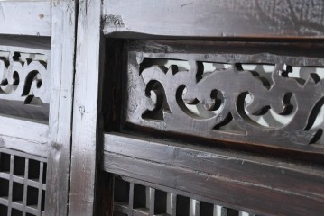 アジアンヴィンテージ　中国　重厚感のある彫刻入り格子扉1対　(R-088486)