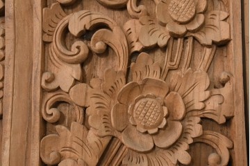アジアンヴィンテージ　バリ島　伝統的な彫刻が施された木製ドア1対　(R-088489)