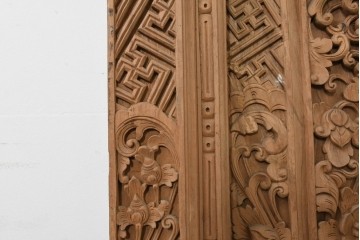 アジアンヴィンテージ　バリ島　伝統的な彫刻が施された木製ドア1対　(R-088489)