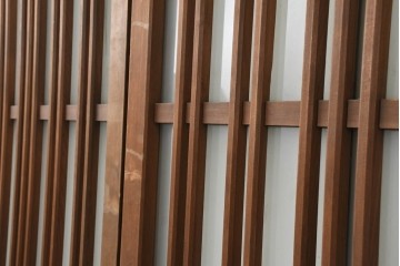 ヴィンテージ建具　昭和中期　幅狭　端正な縦格子のガラス入り玄関戸2枚セット　(R-088490)