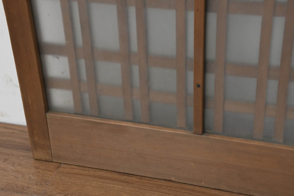 ヴィンテージ建具　昭和中期　幅狭　端正な縦格子のガラス入り玄関戸2枚セット　(R-088490)