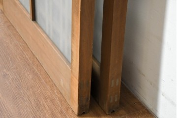 ヴィンテージ建具　昭和中期　幅狭　端正な縦格子のガラス入り玄関戸2枚セット　(R-088490)