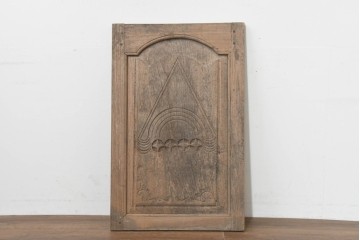 東欧アンティーク建具　1900年頃　個性的な彫刻意匠が目を引く板戸1枚　(R-088492)