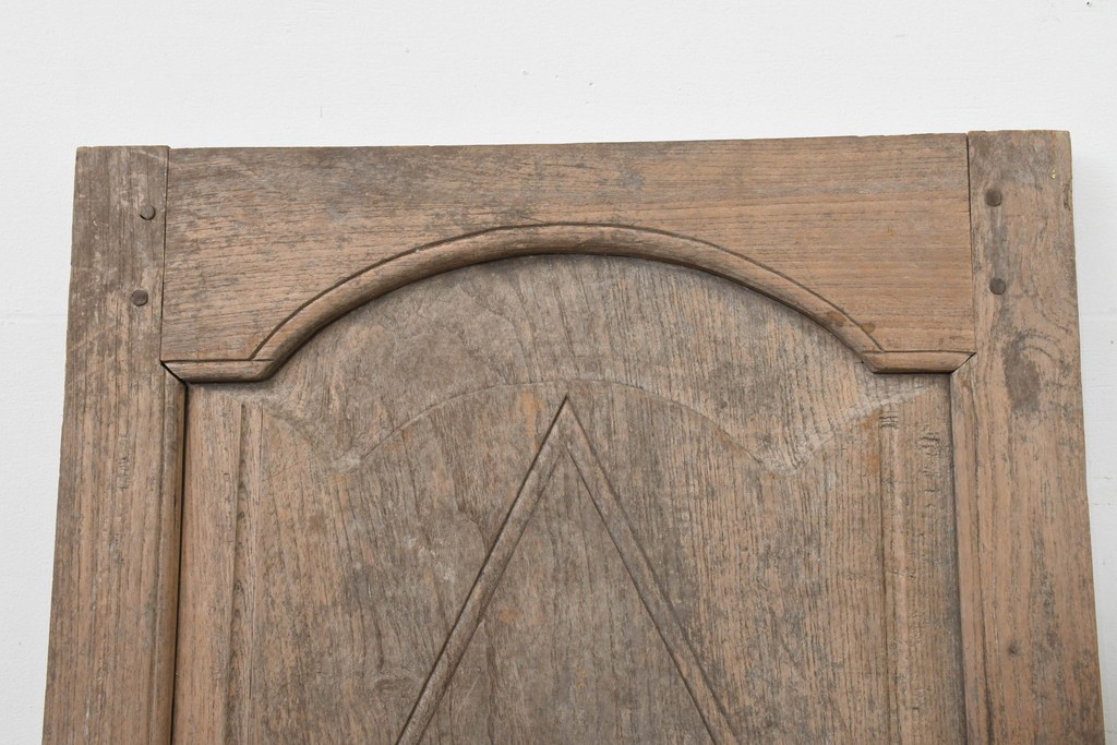 東欧アンティーク建具　1900年頃　個性的な彫刻意匠が目を引く板戸1枚　(R-088492)