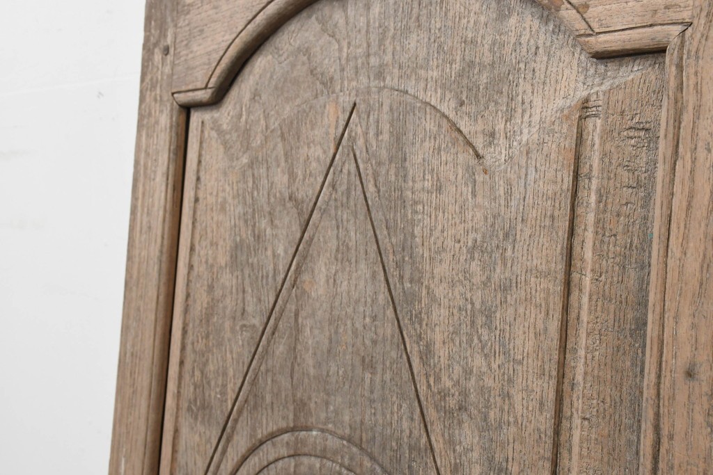 東欧アンティーク建具　1900年頃　個性的な彫刻意匠が目を引く板戸1枚　(R-088492)