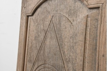 東欧アンティーク建具　1900年頃　個性的な彫刻意匠が目を引く板戸1枚　(R-088492)