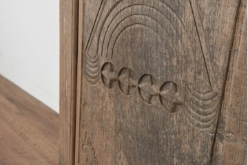 東欧アンティーク建具　1900年頃　個性的な彫刻意匠が目を引く板戸1枚　(R-088492)