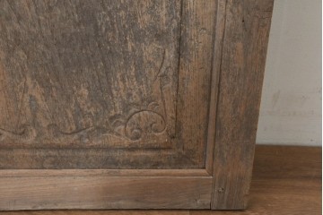 東欧アンティーク建具　1900年頃　個性的な彫刻意匠が目を引く板戸1枚　(R-088492)