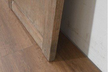 東欧アンティーク建具　1900年頃　個性的な彫刻意匠が目を引く板戸1枚　(R-088492)