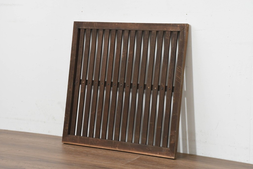 アンティーク建具　昭和初期から昭和中期　深みのある色合いと整然と並んだ格子が魅力の小さな格子戸1枚　(R-088493)