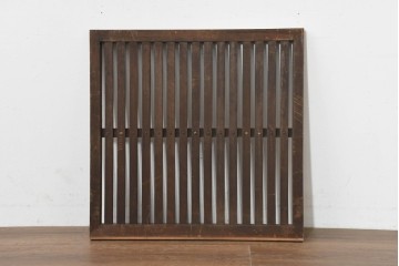 アンティーク建具　昭和初期から昭和中期　深みのある色合いと整然と並んだ格子が魅力の小さな格子戸1枚　(R-088493)