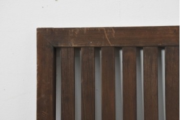 アンティーク建具　昭和初期から昭和中期　深みのある色合いと整然と並んだ格子が魅力の小さな格子戸1枚　(R-088493)