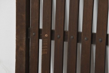 アンティーク建具　昭和初期から昭和中期　深みのある色合いと整然と並んだ格子が魅力の小さな格子戸1枚　(R-088493)