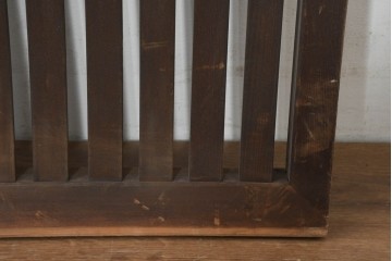アンティーク建具　昭和初期から昭和中期　深みのある色合いと整然と並んだ格子が魅力の小さな格子戸1枚　(R-088493)