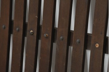 アンティーク建具　昭和初期から昭和中期　深みのある色合いと整然と並んだ格子が魅力の小さな格子戸1枚　(R-088493)