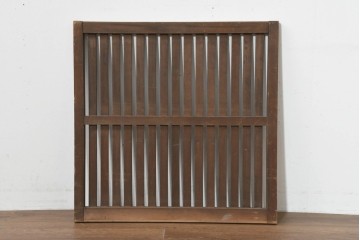アンティーク建具　昭和初期から昭和中期　深みのある色合いと整然と並んだ格子が魅力の小さな格子戸1枚　(R-088493)