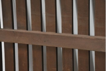アンティーク建具　昭和初期から昭和中期　深みのある色合いと整然と並んだ格子が魅力の小さな格子戸1枚　(R-088493)