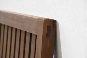アンティーク建具　昭和初期から昭和中期　深みのある色合いと整然と並んだ格子が魅力の小さな格子戸1枚　(R-088493)