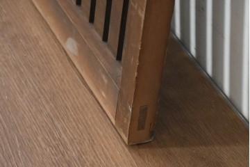 アンティーク建具　昭和初期から昭和中期　深みのある色合いと整然と並んだ格子が魅力の小さな格子戸1枚　(R-088493)