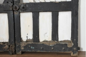 オーストラリアアンティーク建具　1920年頃　黒と白のペイントのコントラストが目を引く重厚な門扉2枚(1対)セット　(R-088494)