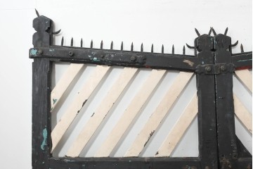 オーストラリアアンティーク建具　1920年頃　黒と白のペイントのコントラストが目を引く重厚な門扉2枚(1対)セット　(R-088494)