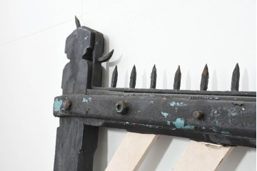 オーストラリアアンティーク建具　1920年頃　黒と白のペイントのコントラストが目を引く重厚な門扉2枚(1対)セット　(R-088494)